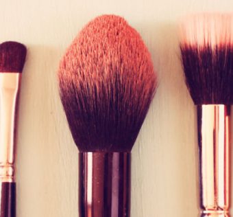 Hogyan tisztítsd a sminkecseteket? D.I.Y. megoldások az otthoni fertőtlenítésükre