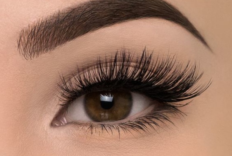 A szempillák kihullanak és nem hajlandóak nőni! Mit tehetsz, hogy egészségesen tartsd őket?